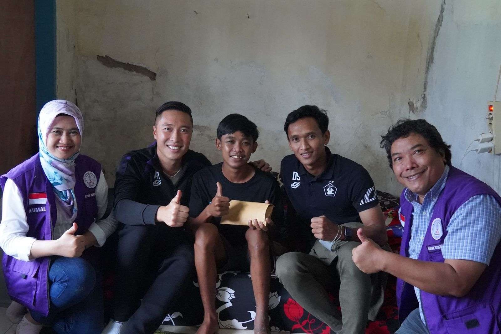 Persik Kediri bersama Atheles For Good (AFG) melakukan gerakan sosial dengan menyambangi para korban Tragedi Kanjuruhan di Malang.( Foto: Humas Persik Kediri)