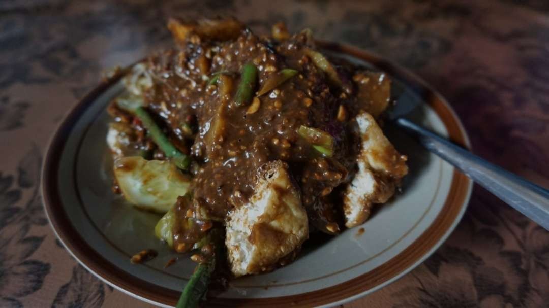 Rujak Yuk Bawok di Mojokerto, Jawa Timur. (Foto: Deni Lukmantara/Ngopibareng.id)