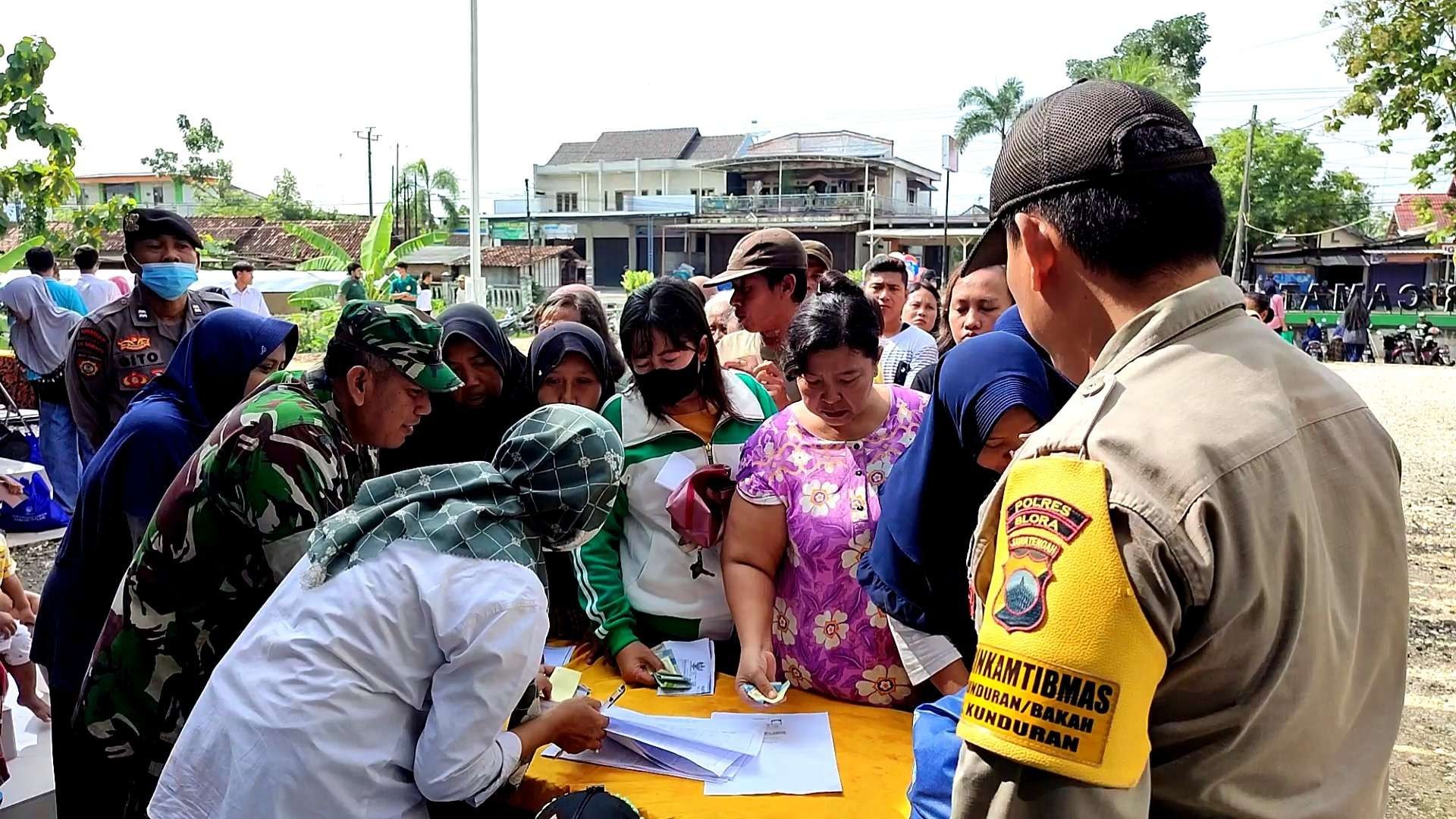 Warga mengantre untuk mendapatkan sembako murah. (Foto: Ahmad Sampurno/Ngopibareng.id)