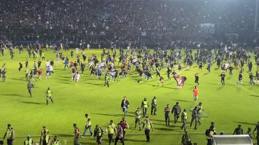 Kericuhan yang terjadi usai laga derby Jawa Timur antara Arema FC versus Persebaya Surabaya di Stadion Kanjuruhan, Kabupaten Malang (Foto: Lalu Theo/Ngopibareng.id)