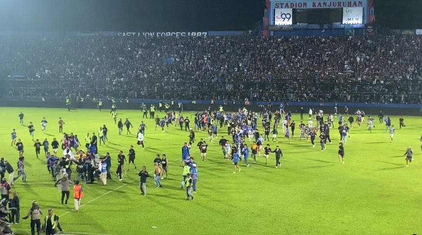 Kericuhan yang terjadi di Stadion Kanjuruhan, Kabupaten Malang (Foto: Lalu Theo/Ngopibareng.id)