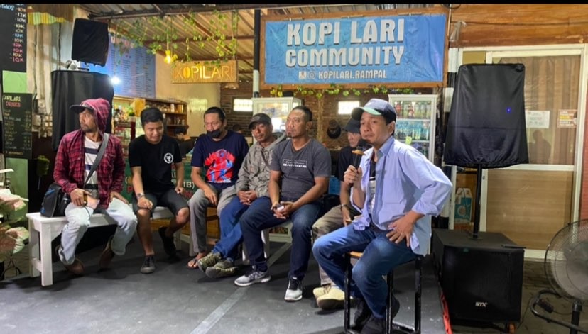 Sekjen Federasi Kontras, Andy Irfan (pojok kanan) saat beraudiensi dengan perwakilan Aremania di kompleks Lapangan Rampal, Kota Malang (Foto: Lalu Theo/ngopibareng.id)