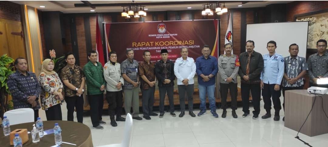 Komisi Pemilihan Umum (KPU) Kota Kediri menggelar rapat koordinasi evaluasi pemutakhiran data pemilih berkelanjutan 2022 (Foto: Fendi Lesmana/Ngopibareng.id)