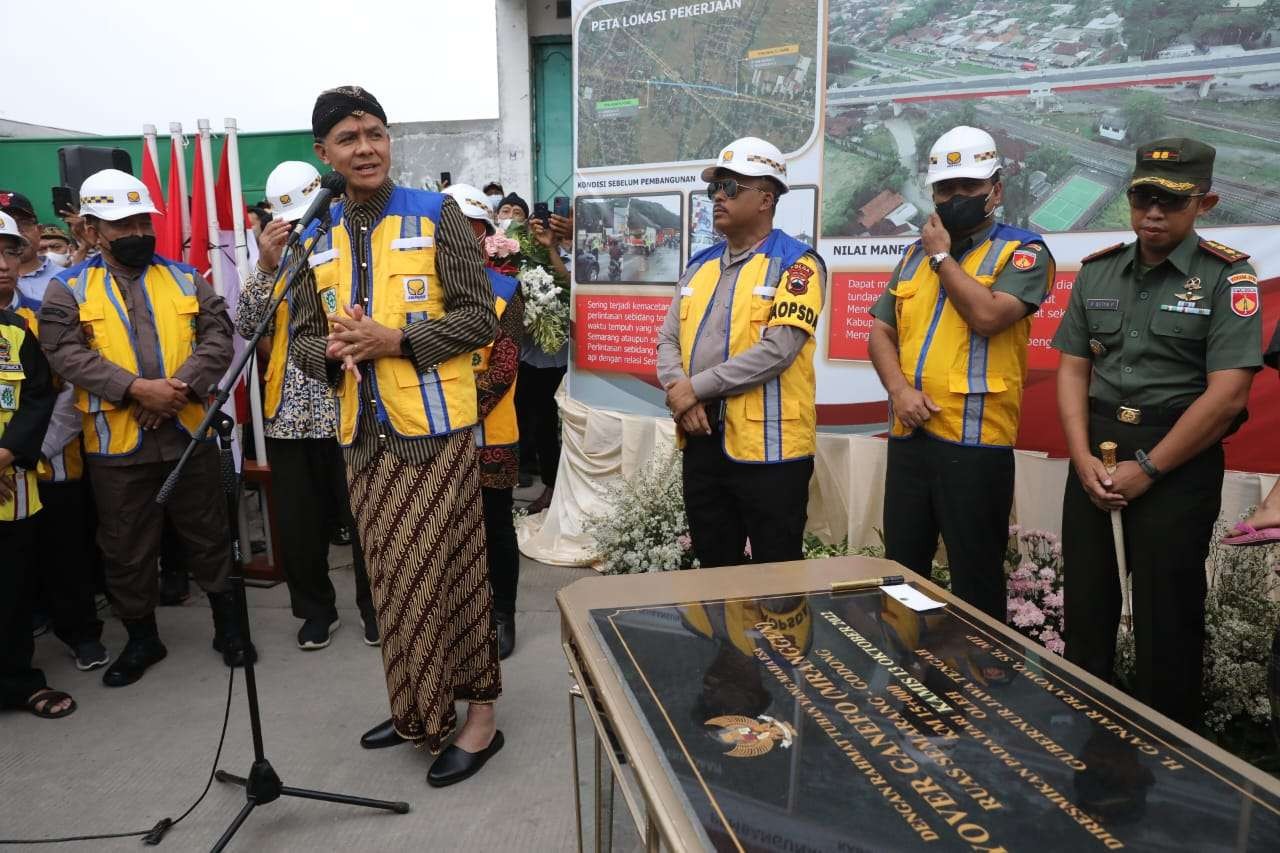 Ganjar meresmikan akses flyover Ganefo Demak. (Foto: Dokumentasi Jateng)