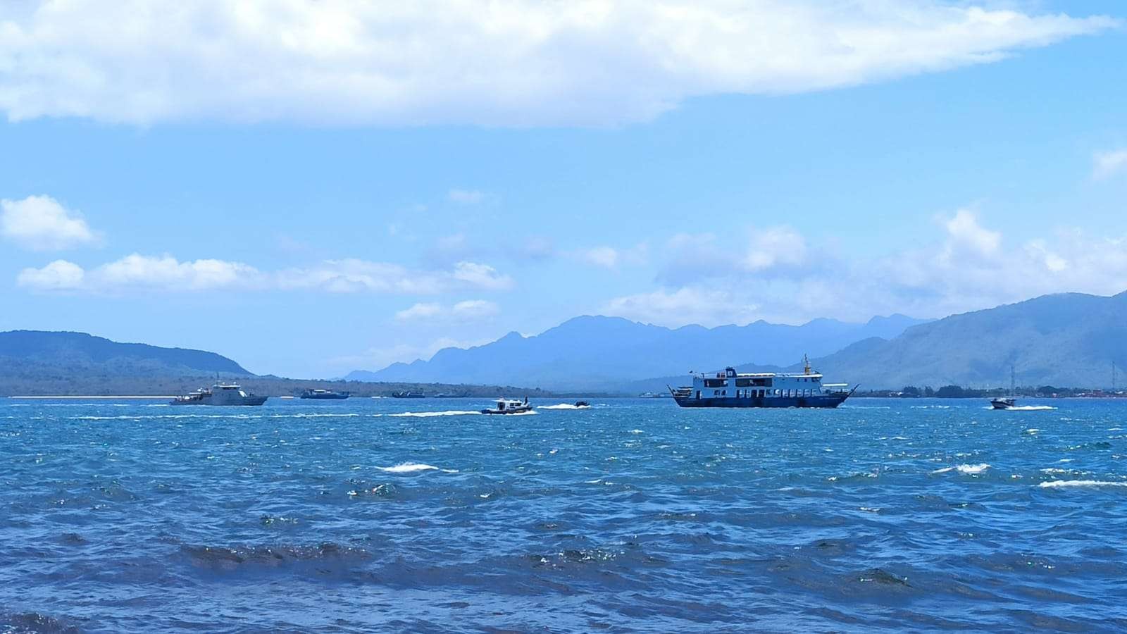 Simulai tanggap darurat pengamanan kabel laut 150.000 volt di Selat Bali (foto:Muh Hujaini/Ngopibareng.id)