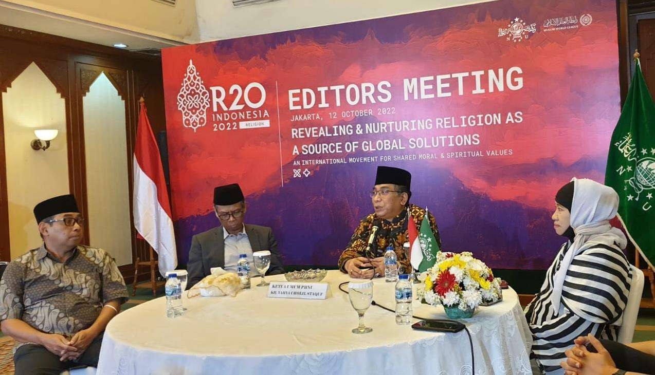 Berada satu meja dengan Gus Yahya, antara lain, jurnalis senior Arif Afandi, Ketua PBNU H Amin Said Husni, Wakil Ketua Panitia R20 Safira Machrusah, Jubir R20 Dr Najib Azca. Ada pula Waketum PBNU KH Zulfa Mustafa, Ketua PBNU Prof Moh Mukri, H Chairul Saleh Rasyid, wartawan penuh pengalaman Mohammad Bakir, dalam Editorial Meeting di Gedung PBNU, Jalan Kramat Raya 164 Jakarta, Rabu 12 Oktober 2022. (Foto: dokumentasi PBNU)