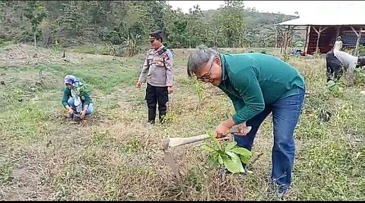 Gerakan penghijauan hutan di Bojonegoro. (Foto: Ahmad Sampurno/Ngopibareng.id)