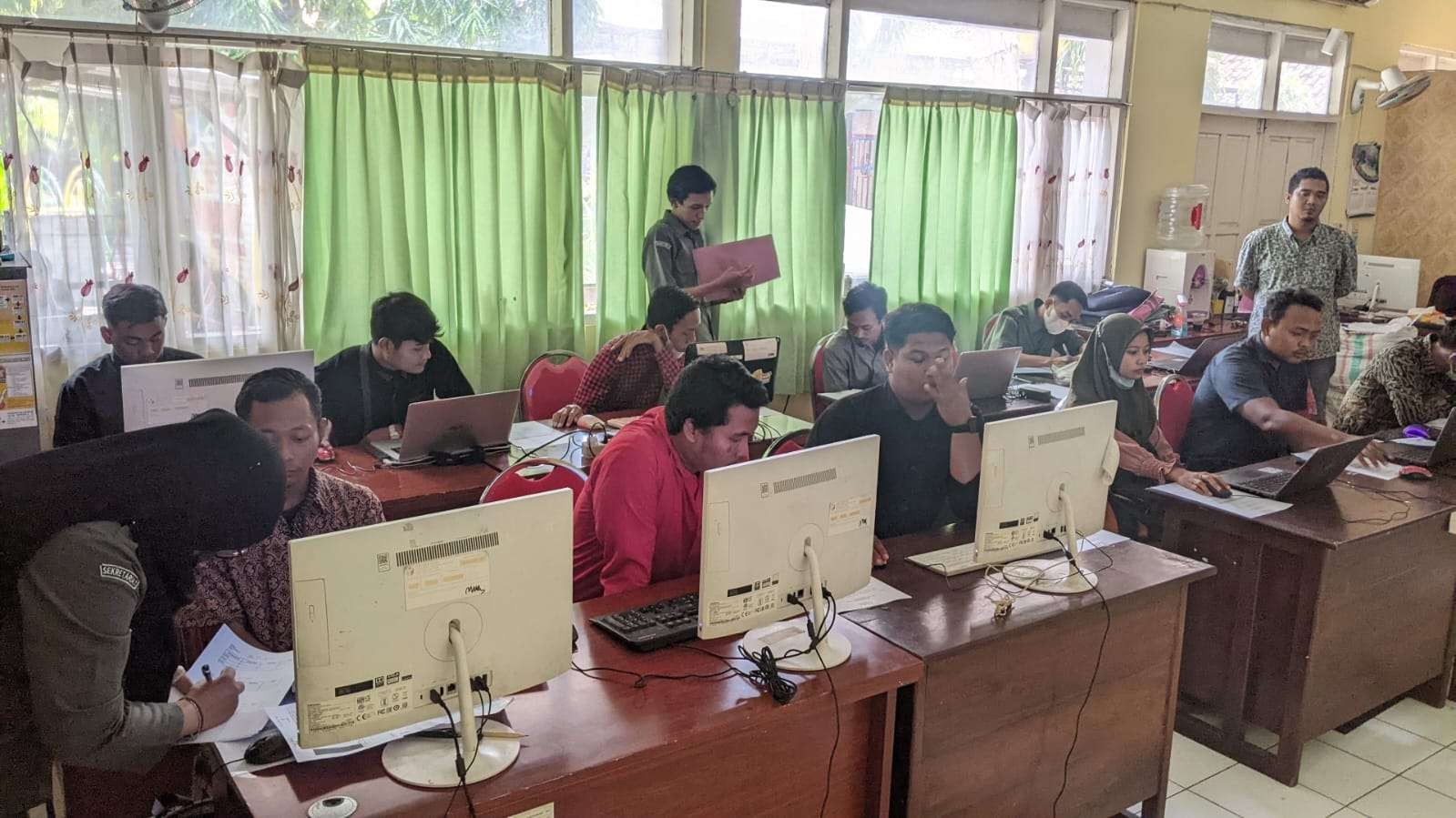 Staf Bawaslu Lamongan sedang memeriksa berkas pendaftar panwascam (Foto: Imron Rosidi/Ngopibareng.id)