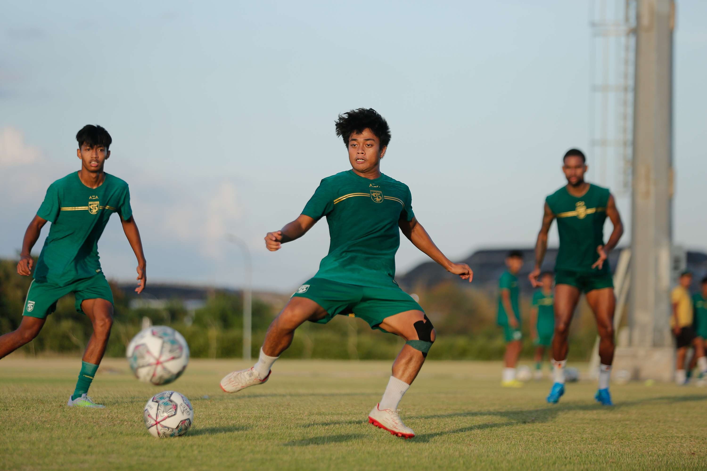 Pemain Persebaya saat menjalani latihan. (Foto: Persebaya)