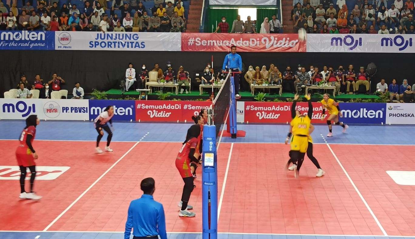 Pertandingan hari ketiga ini tiga tim putri akan bersaing untuk memastikan lolos ke putaran final four (foto :Muh Hujaini/Ngopibareng.id)