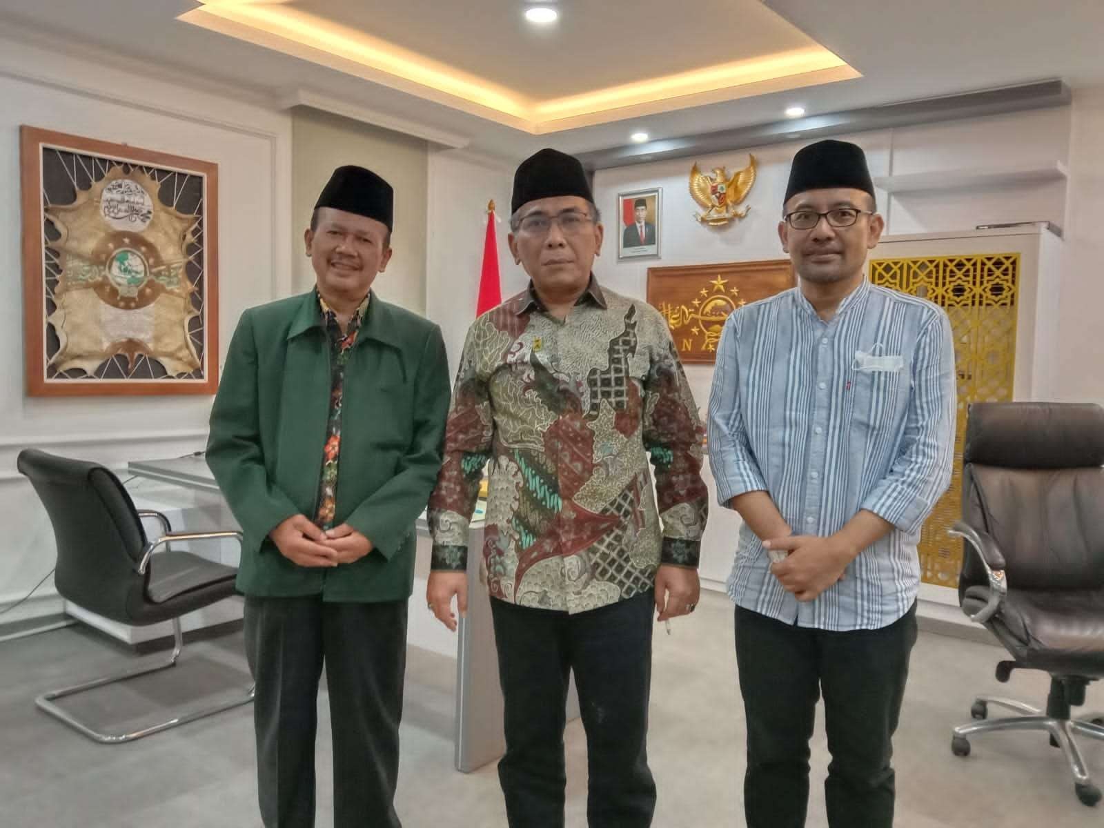 Sekretaris PWNU Jawa Timur, Prof. Akh. Muzakki,M.Ag., Grad. Dip.SEA., M.Phil., Ph.D. beresama Ketua Umum PBNU KH Yahya Cholil Staquf dan KH Romadlon Chotib, Wakil Katib PWNU Jawa Timur. (Foto: riadi/Ngopibareng.id)