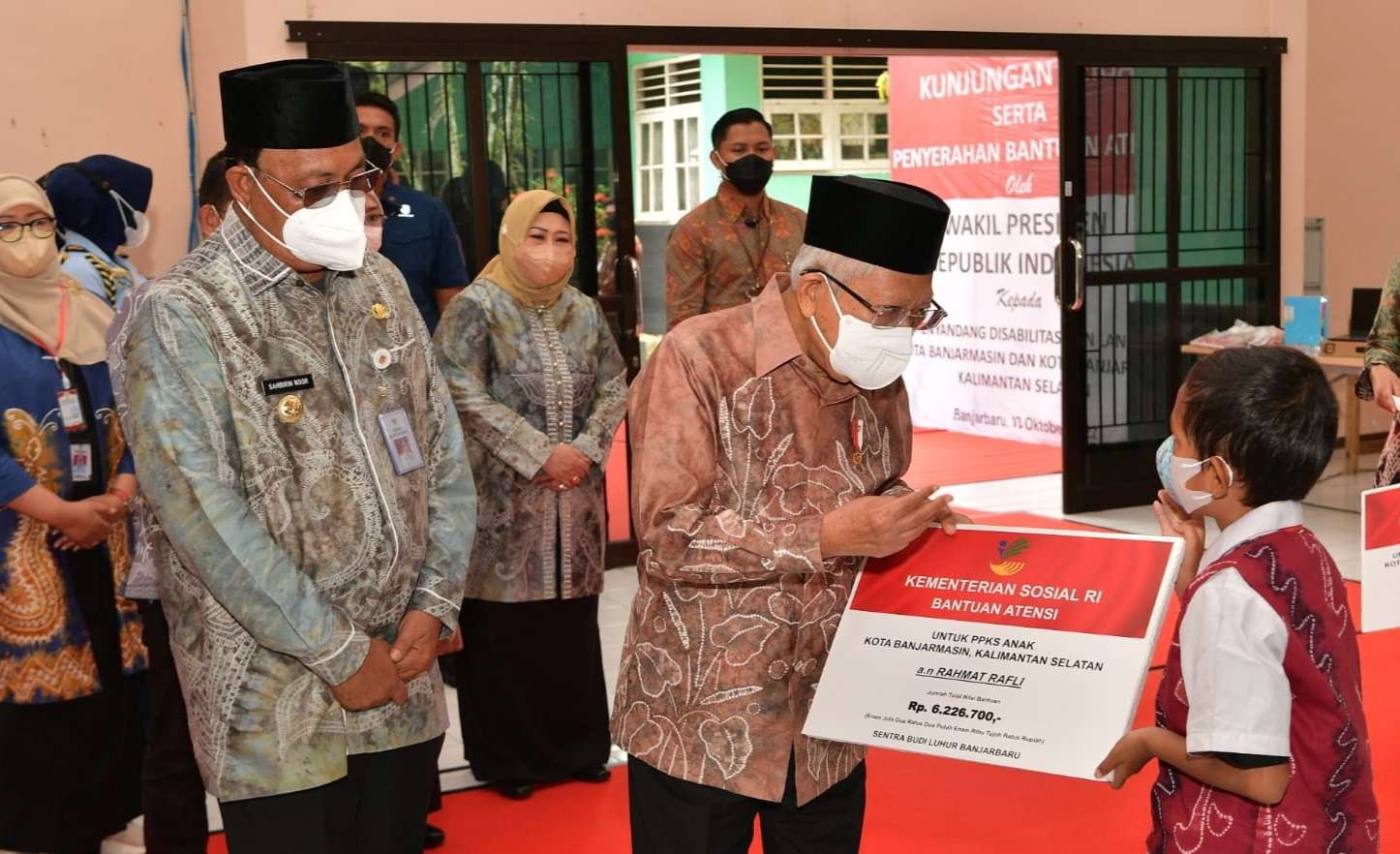 Wapres Ma'ruf Amin menyerahkan bansos ATENSI kepada para PPKS (Pemerlu Pelayanan Kesejahteraan Sosial). (Foto: BPMI Setwapres)