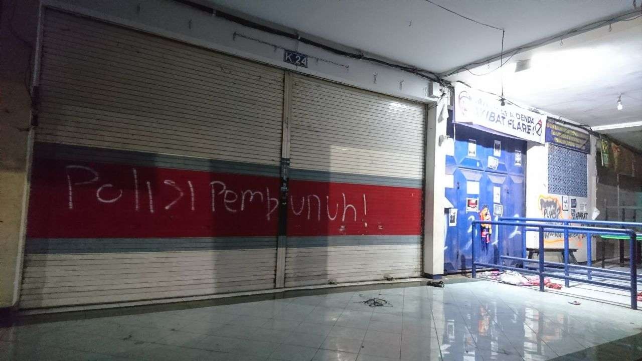 Kalimat protes di samping salah satu pintu masuk di Stadion Kanjuruhan, Kepanjen, Kabupaten Malang, Kamis 13 Oktober 2022. (Foto: Dyah Ayu Pitaloka/Ngopibareng.id)