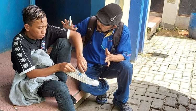 Aremania asal Probolinggo, Rusdi saat berada di Kompleks Stadion Kanjuruhan, Kabupaten Malang (Foto: warganet)