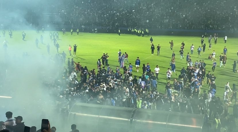 Kericuhan yang terjadi di Stadion Kanjuruhan, Kabupaten Malang (Foto: Lalu Theo/ngopibareng.id)