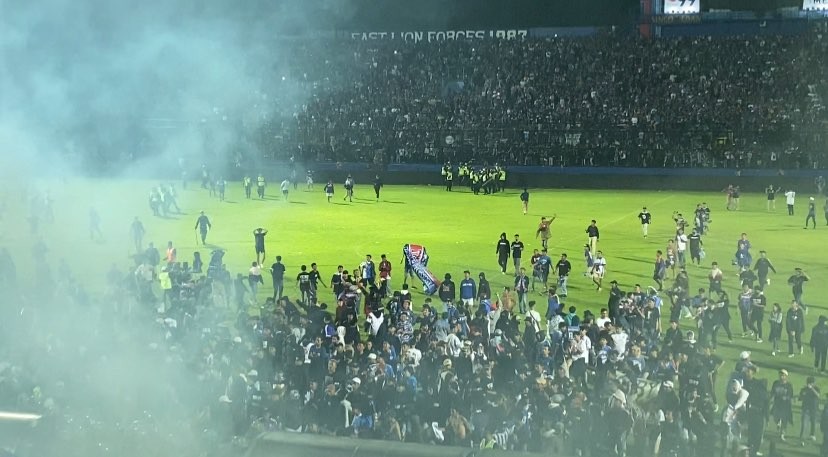 Kericuhan di Stadion Kanjuruhan, Malang usai laga derby Jawa Timur antara Arema FC versus Persebaya Surabaya. (Foto: Lalu Theo/Ngopibareng.id)