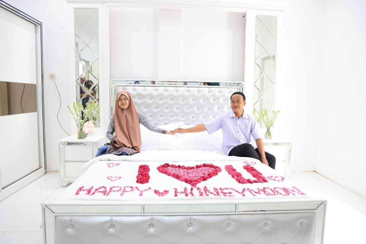 Sepasang pengantin baru bersiap menginap di rumah dinas Walikota Probolinggo. (Foto: Ikhsan Mahmudi/Ngopibareng.id)