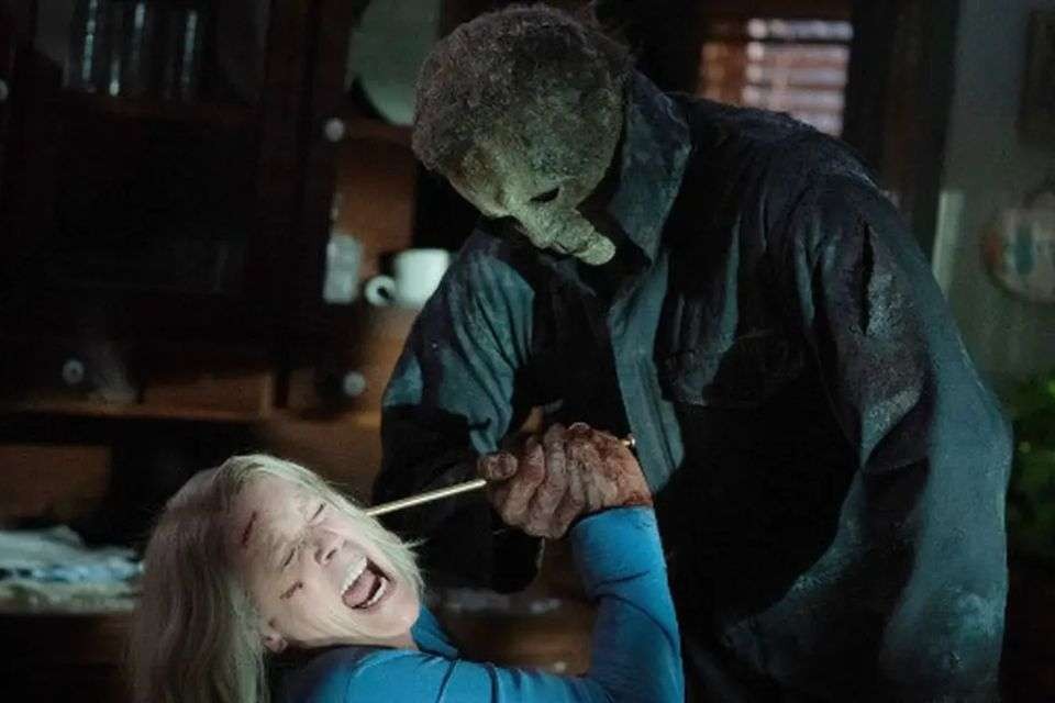 Teror pembunuhan Michael Myers vs Laurie Strode di film Halloween Ends. (Foto: Universal Pictures)