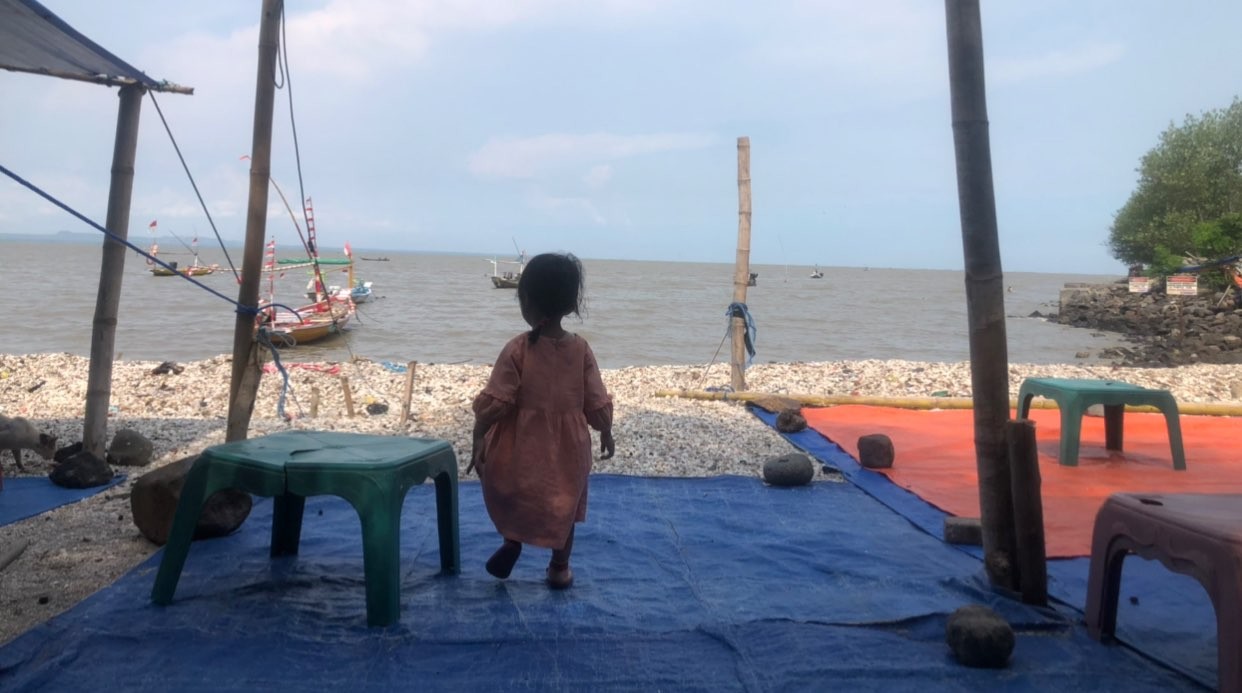 Salah satu stand penjual makanan di Watu-Watu Kenjeran Surabaya, yang menghadap ke laut. (Foto: Andhi Dwi/Ngopibareng.id)