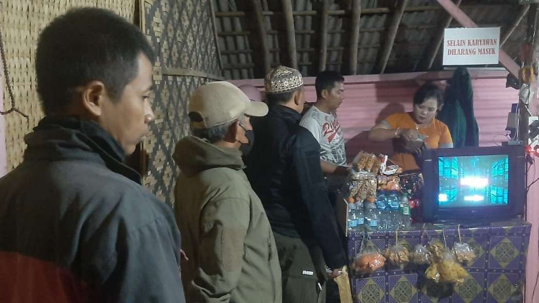 Satpol PP Kota Probolinggo mengamankan pemandu lagu dan pemilik warung “remang-remang” serta menyegel warung. (Foto: Ikhsan Mahmudi/Ngopibareng.id)