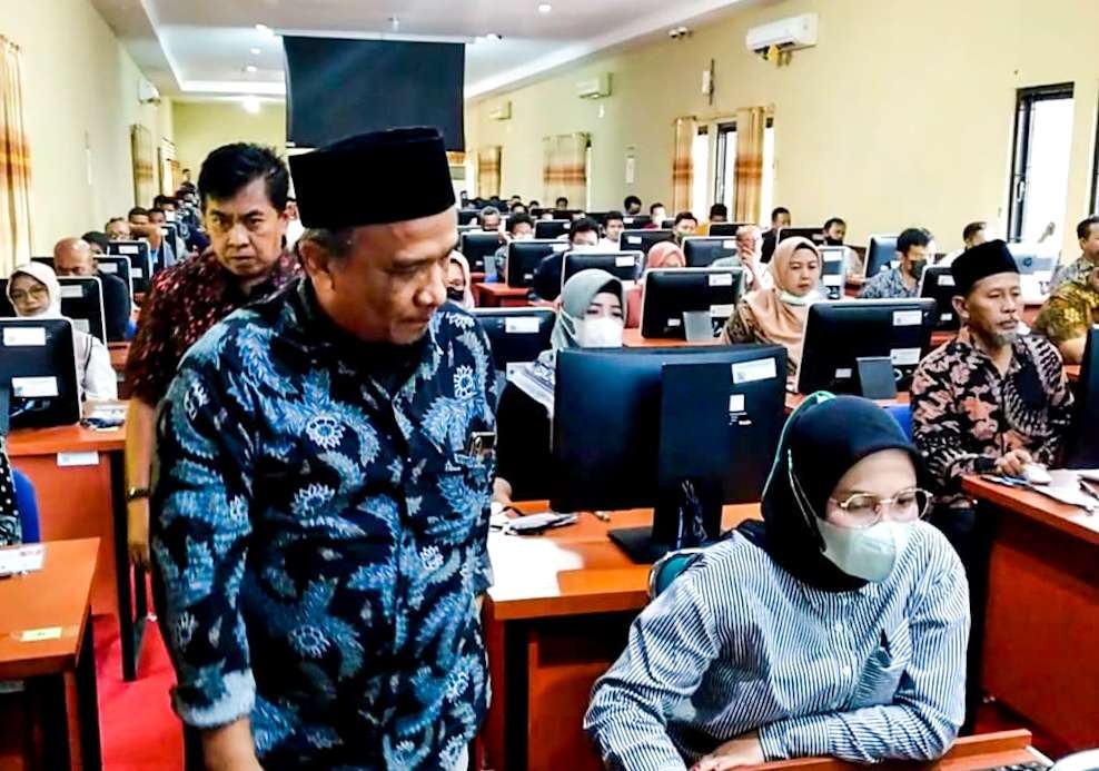 Ketua Bawaslu Sidoarjo  Haidar Munjid sedang memantau salah satu peserta tes CAT (foto: Aini/Ngopibareng.id)