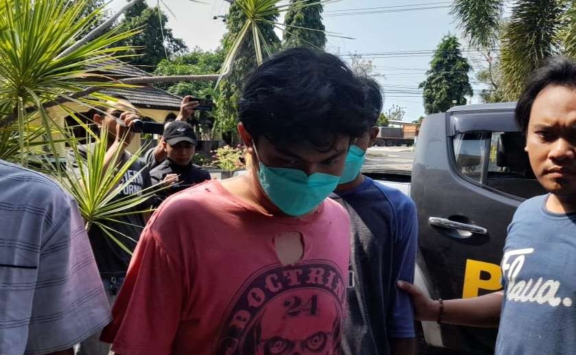 Pelaku curanmor saat digiring petugas Polsek Jenu, Polres Tuban (Foto: Istimewa)