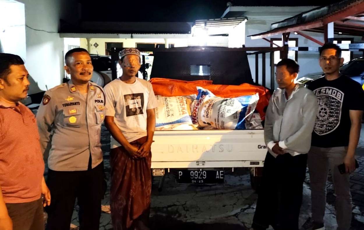 Barang bukti pupuk bersubsidi sebanyak 1 ton dan dua pelaku saat diamankan di Polsek Sumberwringin. (Foto: Guido Saphan/Ngopibareng.id)