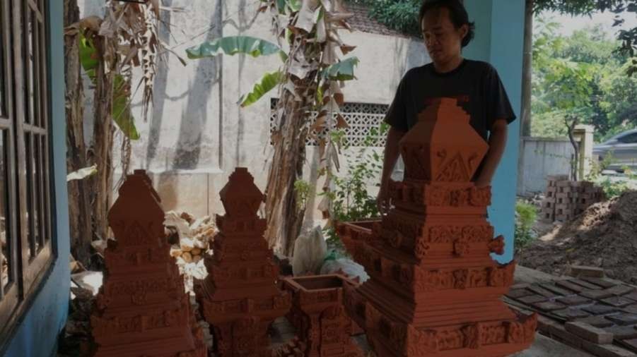 Hadi Candi belasan tahun menjadi pengrajin miniatur Candi.(Foto : Deni Lukmantara/Ngopibareng)