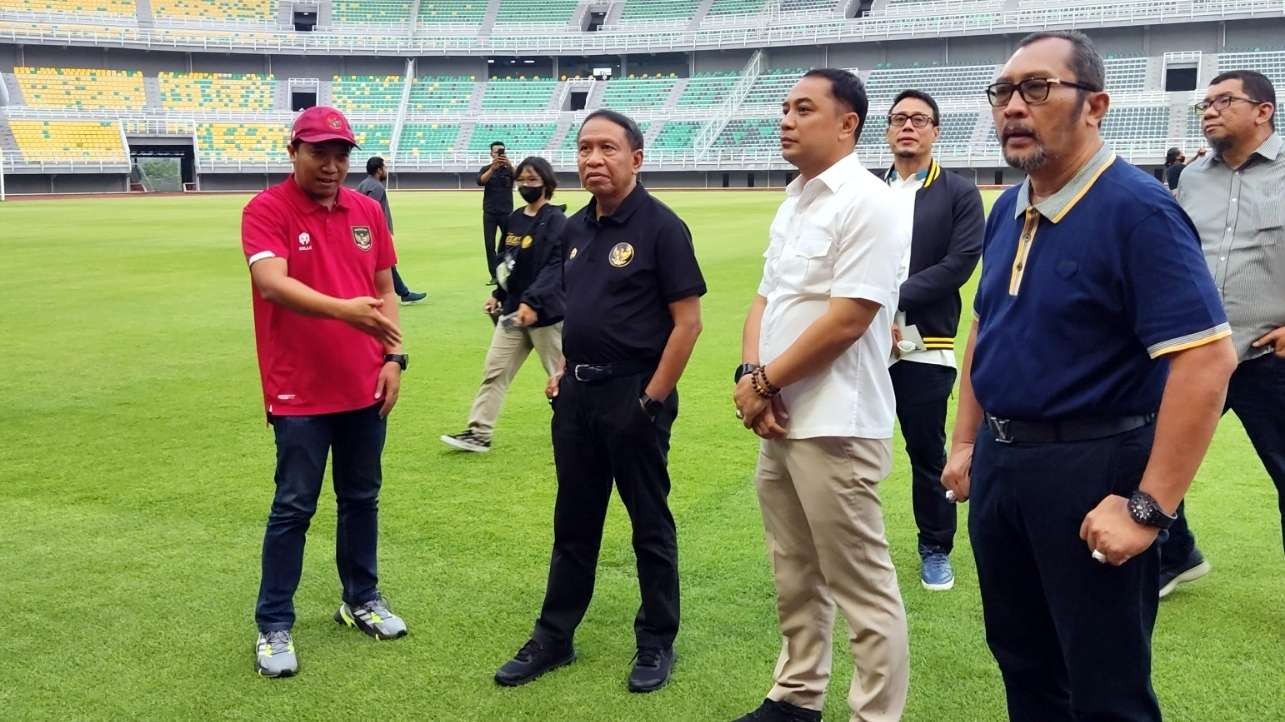 Menpora, Zainudin Amali (tengah) saat meninjau kesiapan Stadion Gelora Bung Tomo, Surabaya, Sabtu 15 Oktober 2022. (Foto: Fariz Yarbo/Ngopibareng.id)