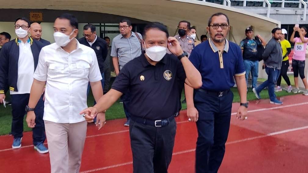 Menpora, Zainudin Amali (tengah) saat meninjau Stadion Gelora Bung Tomo, Surabaya, Sabtu 15 Oktober 2022. (Foto: Fariz Yarbo/Ngopibareng.id)