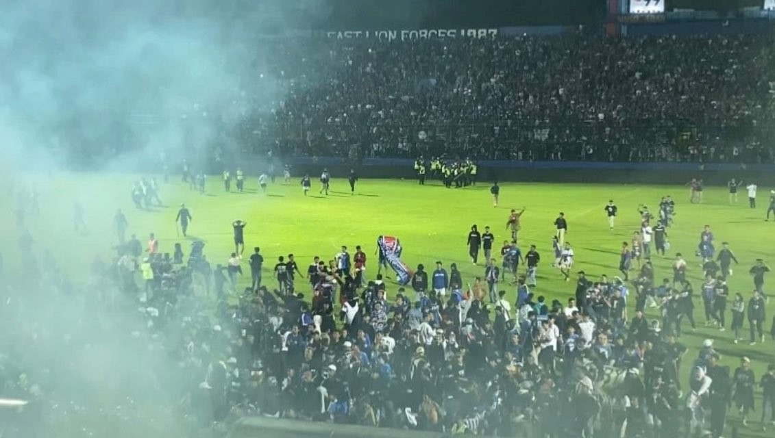 Kericuhan di Stadion Kanjuruhan, Malang usai laga derby Jawa Timur antara Arema FC versus Persebaya Surabaya. (Foto: Lalu Theo/Ngopibareng.id)