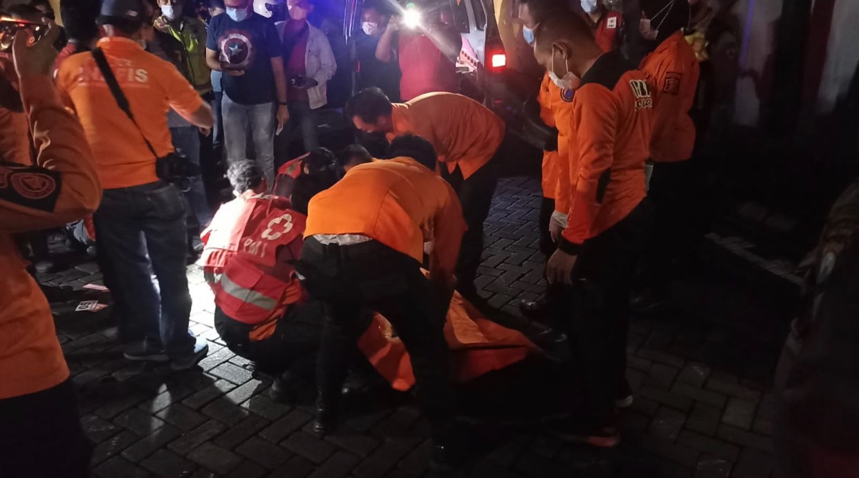 Proses evakuasi jenazah ADR di mal Tunjungan Plaza Surabaya. (Foto: Andhi Dwi/Ngopibareng.id)