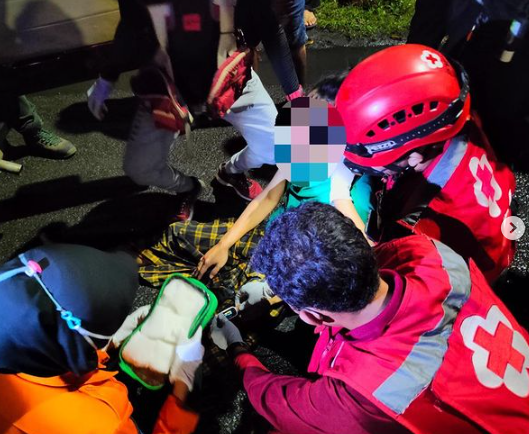 Pria bersarung nekat melompat dari Tol Waru, Sidoarjo, Jawa Timur, Sabtu 15 Oktober 2022 pukul 23.00 WIB. Beruntung ia selamat. (Foto: Instagram @call112surabaya)