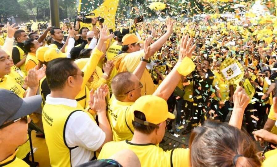 Memperingati HUT ke 58 Partai Golkar meng gelar gerak jalan sehat secara serenka di seluruh Indonesia. Untuk  DPP acaranya dipusatkan di kawasan Senayan (Foto: MC DPP Golkar)