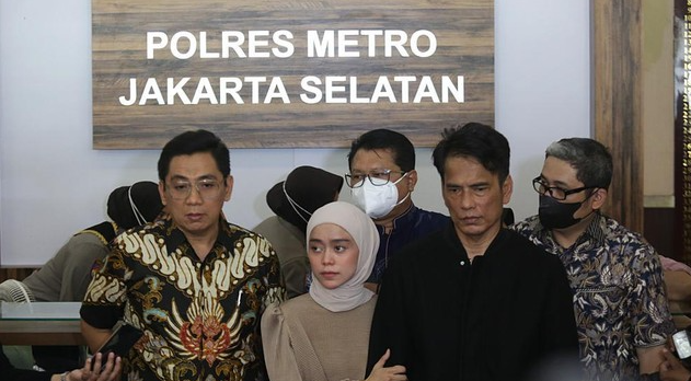 Lesti didampingi ayahnya, Endang Mulyana, dan kuasa hukum, Sandy Arifin, sudah sepakat damai dengan mencabut laporan KDRT terhadap Rizky Billar. (Foto: Twitter)