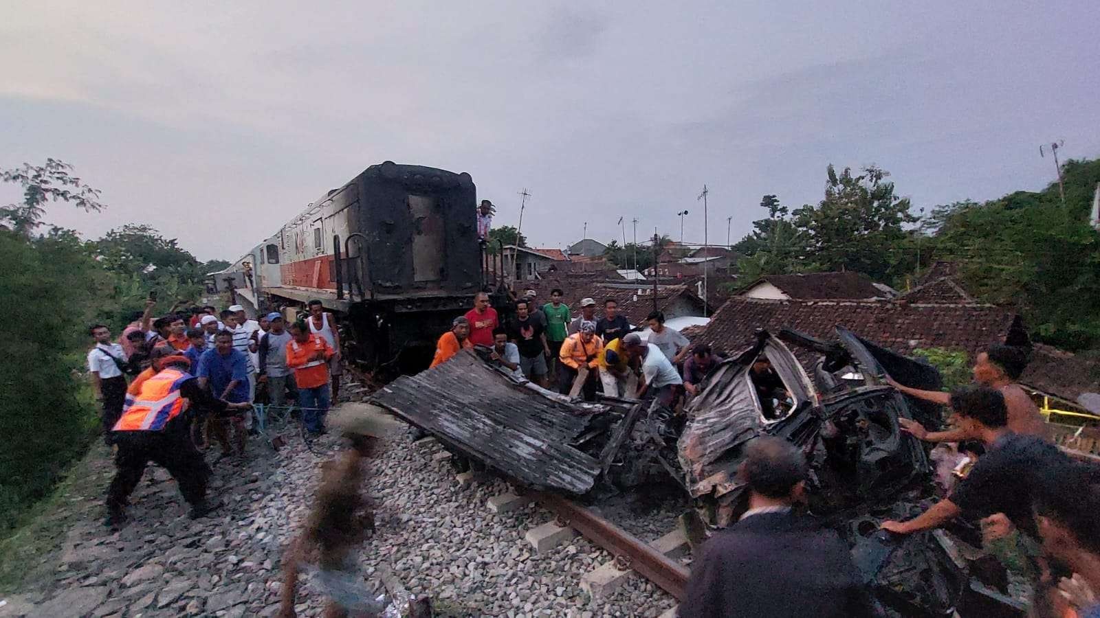 KA Logawa jurusan Purwokerto – Jember menabrak pikap bermuatan kayu di perlintasan Nguling, Kabupaten Pasuruan. (Foto: Ikhsan Mahmudi/Ngopibareng.id)