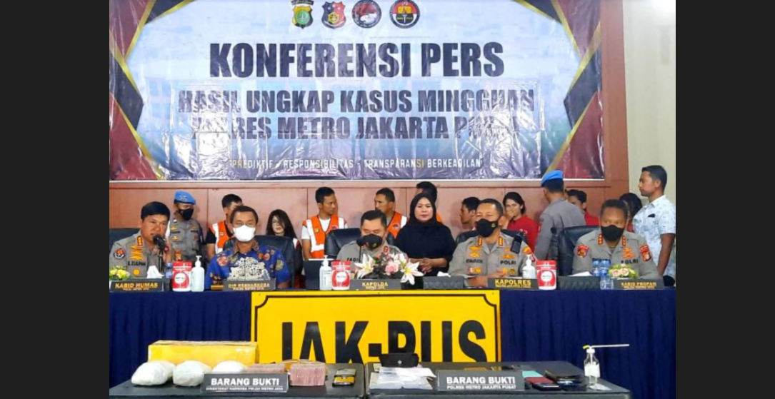 Konferensi pers kasus narkoba yang melibatkan Irjen Pol Teddy Minahasa dan beberapa oknum polisi lainnya. Mereka terancam hukuman mati. (Foto: Dokumentasi Polda Metro Jaya)