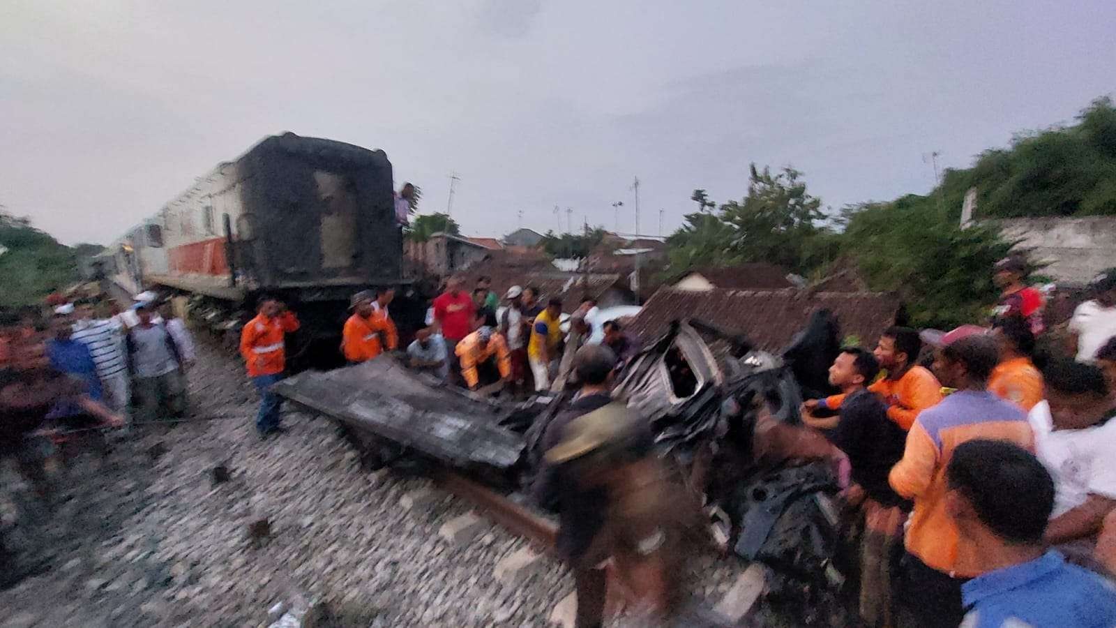 KA Logawa jurusan Purwokerto – Jember menabrak pikap bermuatan kayu di perlintasan Nguling, Kabupaten Pasuruan. (Foto: Ikhsan Mahmudi/Ngopibareng.id)