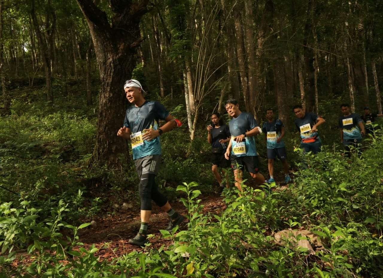 Siti Atikoh dan sang suami, Gubernur Jawa Tengah Ganjar Pranowo mengikuti event UGM International Trail Run 2022 di Wanagama, Wonosari, Gunungkidul, Daerah Istimewa Yogyakarta, Minggu 16 Oktober 2022 pagi. (Foto: Dokumentasi Kagama)