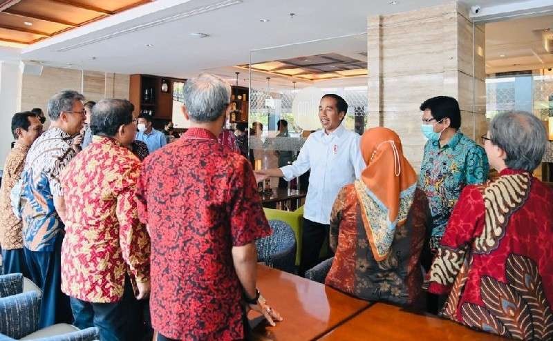 Presiden Jokowi reunian dengan teman satu angkatan di Fakultas Kehutanan UGM. (Foto: Setpres)