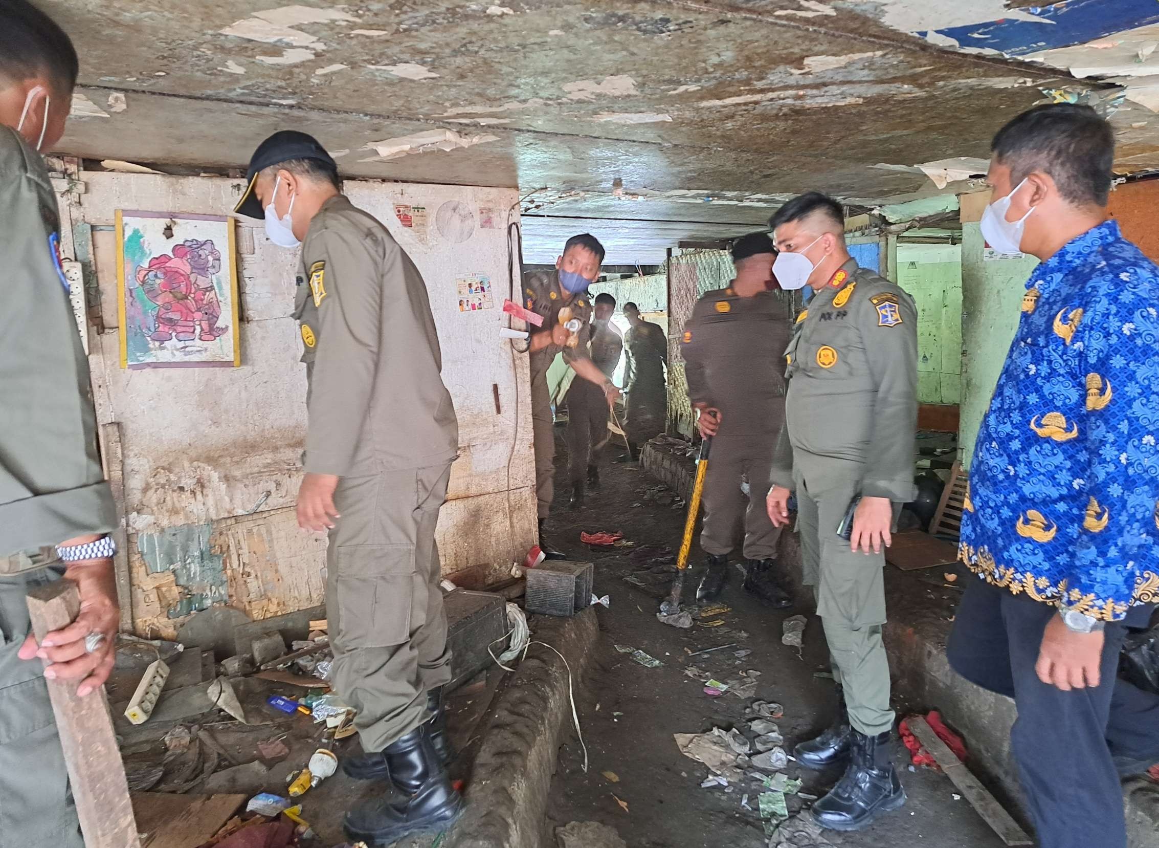 Proses relokasi warga yang tinggal di bawah kolong tol Dupak-Gresik, kampung 1001 malam Surabaya. (Foto: Pita Sari/Ngopibareng.id)