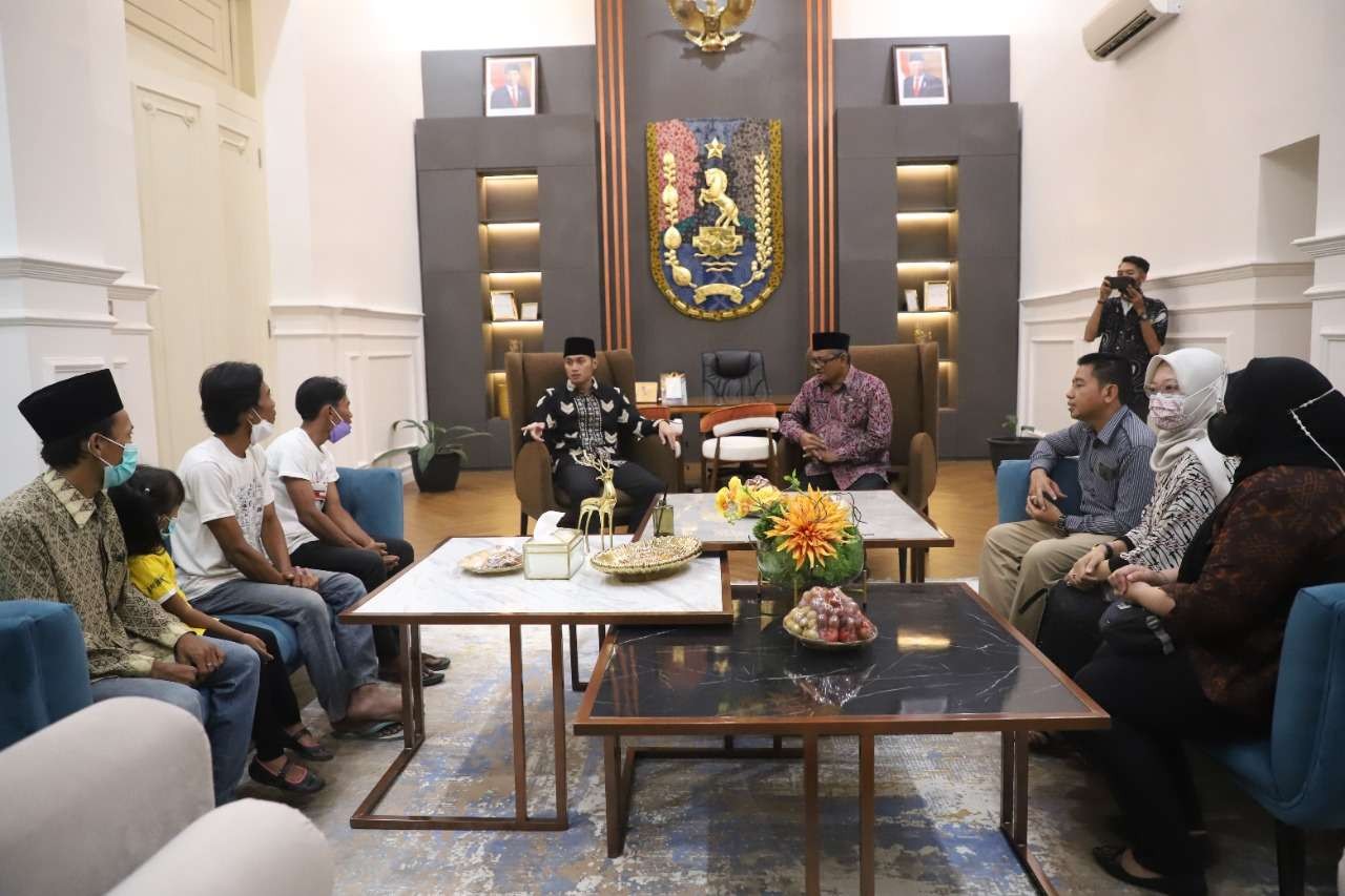 Bupati Tuban, Aditya Halindra Faridzky, saat memberikan pesan kepada keluarga yang akan transmigrasi ke Sulawesi Tenggara. (Foto: Dokumentasi Pemkab Tuban)