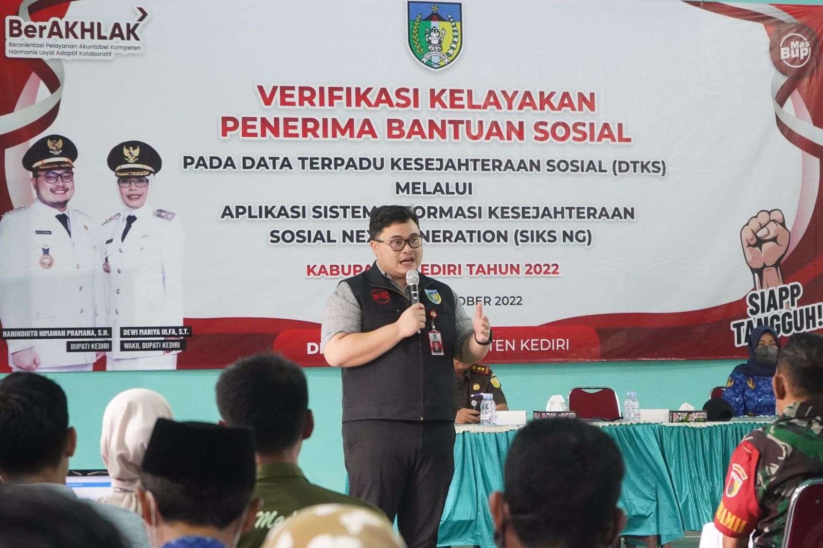 Bupati Kediri Hanindhito Himawan Pramana meninjau pelaksanaan verifikasi dan validasi data terpadu di Gedung Serba Guna.(Foto Kominfo Kabupaten Kediri )