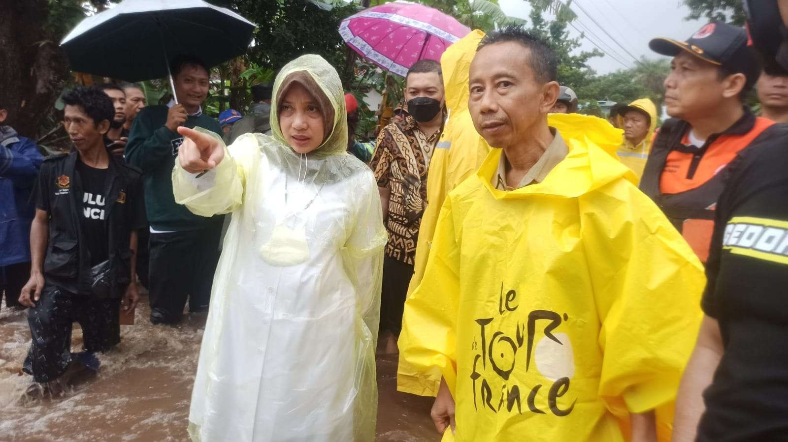 Bupati Banyuwangi Ipuk Fiestiandani meninjau lokasi banjir di Lingkungan Sutri didampingi Kepala Dinas Pengairan Banyuwangi, Guntur Priambodo, Senin, 17 Oktober 2022. (Foto: Muh. Hujaini/Ngopibareng.id)