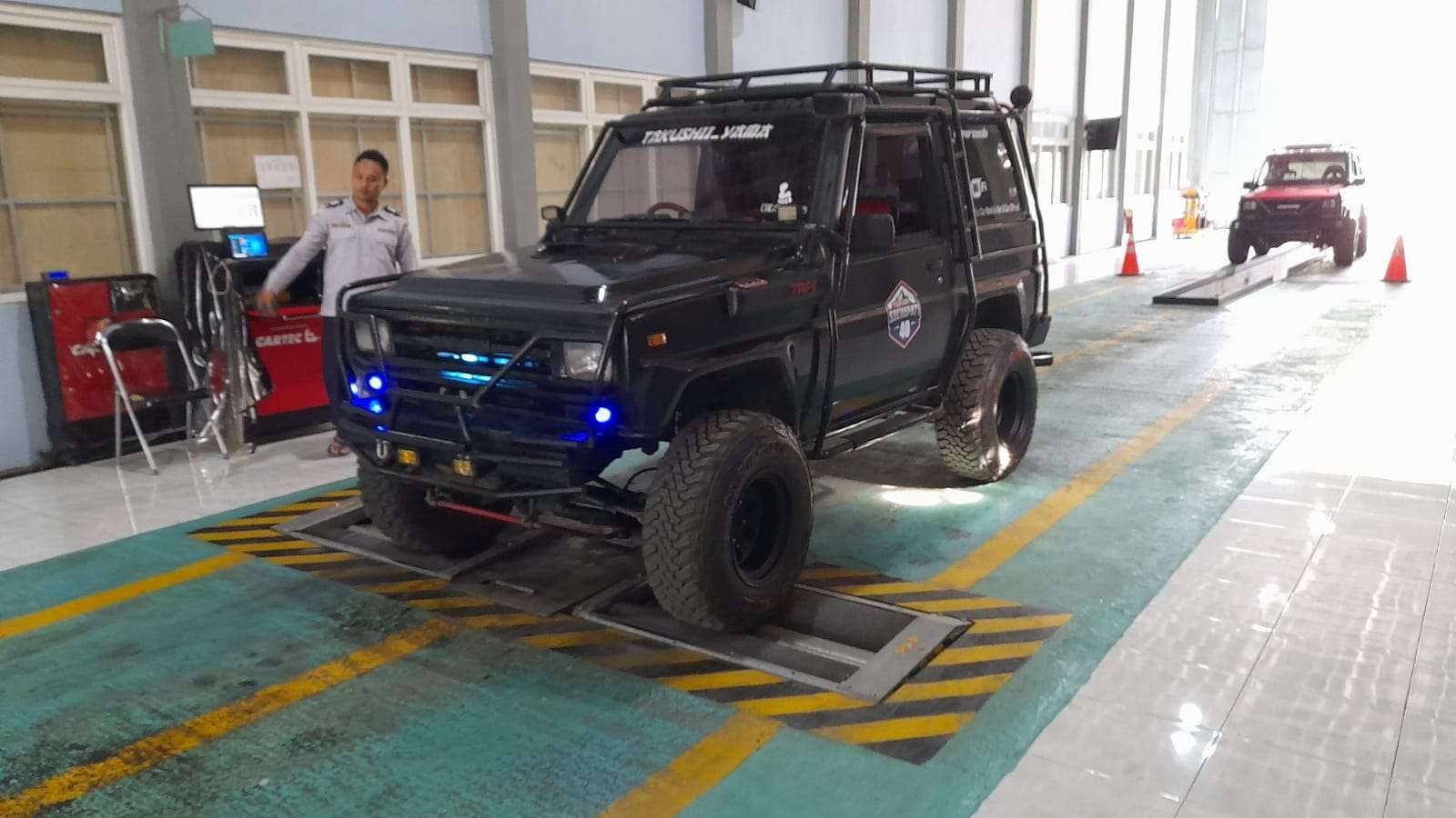 Jip wisata Bromo saat menjalani uji kelaikan di Balai Uji Kelaikan Kendaraan Bermotor di Kraksaan, Kabupaten Probolinggo. (Foto: Ikhsan Mahmudi/Ngopibareng.id)