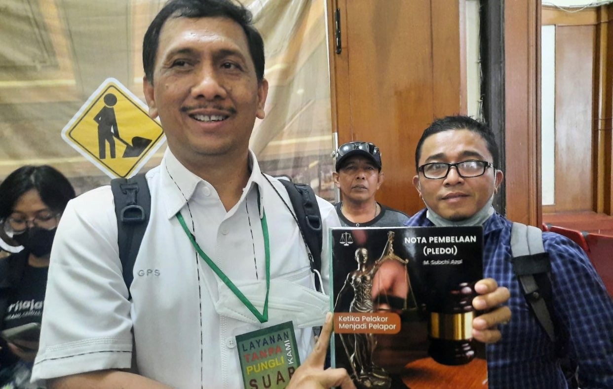 Kuasa hukum Bechi, I Gede Pasek Suardika, bawa Nota Pembelaan (Foto: Andhi Dwi/Ngopibareng.id)