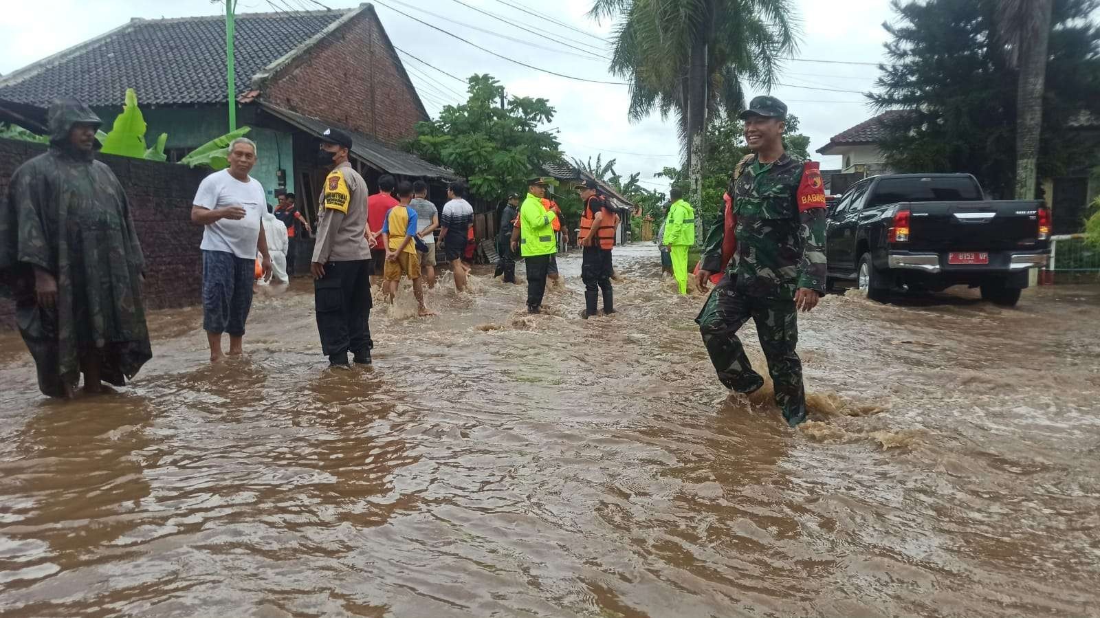 Petugas bersama warga bersiaga dan memantau rumah warga di wilayah Kelurahan Sobo, Banyuwangi. (Foto: Muh. Hujaini//Ngopibareng.id)