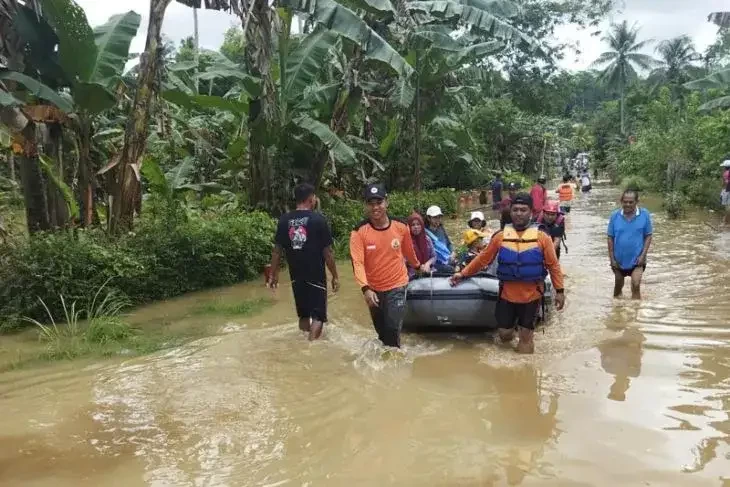 BPBD mengevakuasi korban banjir di Blitar. (Foto: Ant)