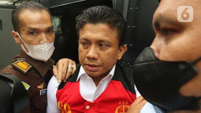 Terdakwa Ferdy Sambo saat turun dari mobil tahanan. (Foto: Istimewa)