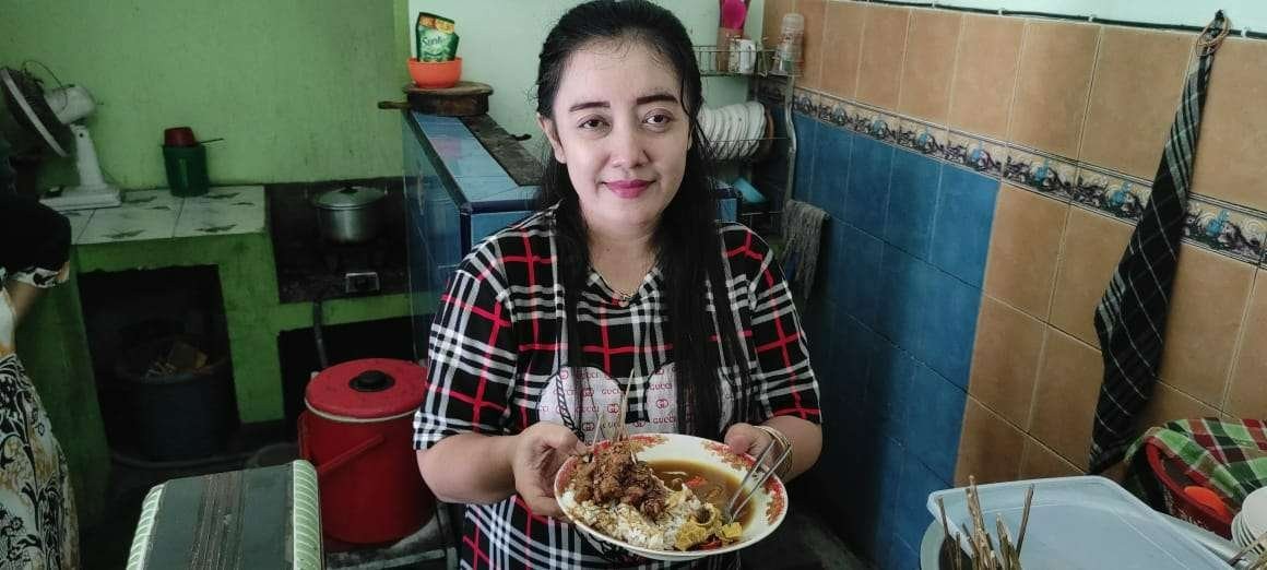 Soto sate sapi Pak Di, kuliner unik yang hanya ada di Kediri. (Foto: Fendhy Plesmana/Ngopibareng.id)